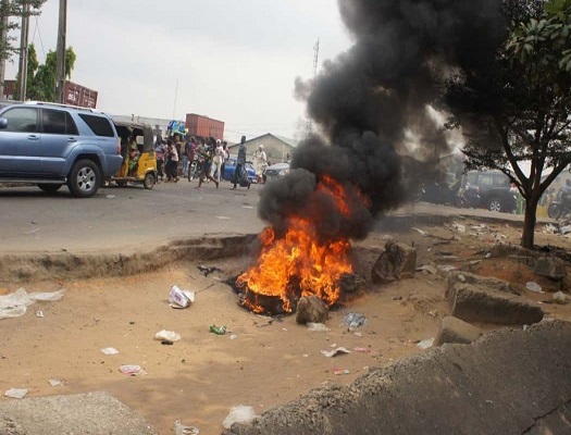 Mob Lynches suspect, sets body ablaze in Anambra as operatives rescue two victims